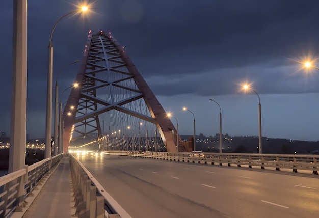 Pont Bugrinskij la nuit avec toutes les lumières