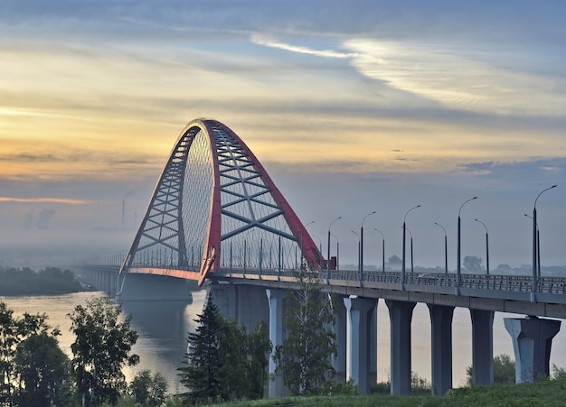 Pont Bugrinskij voûté sur l'Ob