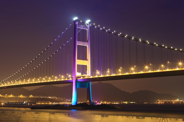 Pont de câble à Hong Kong la nuit