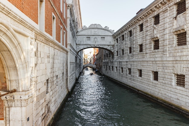 Pont sur le canal au milieu des bâtiments de la ville