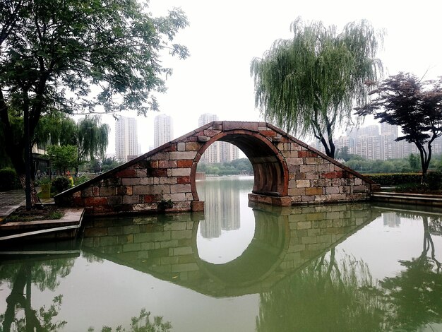 Photo pont sur le canal dans le parc