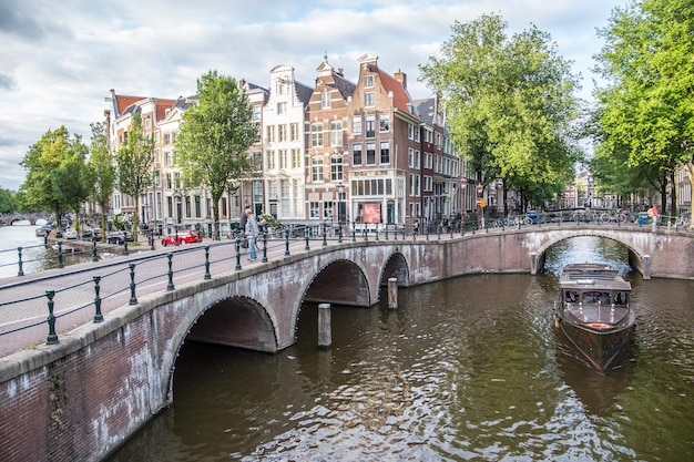 Pont sur le canal en ville