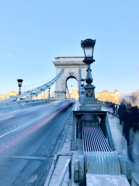 Photo le pont à chaînes de szechenyi contre un ciel dégagé en ville