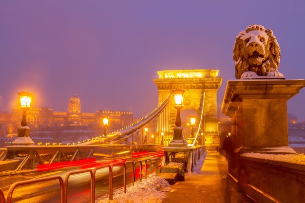 Pont des Chaînes (Szechenyi lanchid) la nuit d'hiver à Budapest, Hongrie