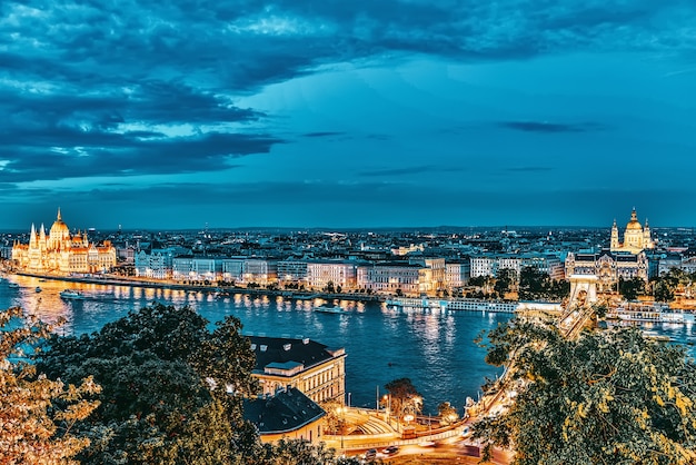 Pont des chaînes Széchenyi et Parlement au crépuscule depuis le Bastion des Pêcheurs. Budapest, Hongrie.