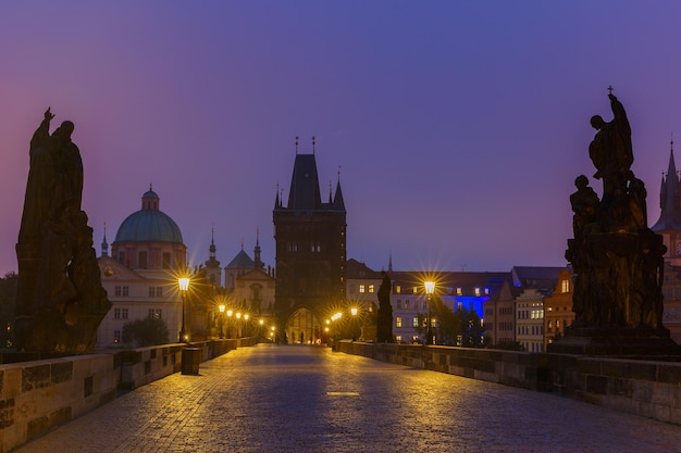 Pont Charles à Prague République tchèque à l'éclairage de nuit