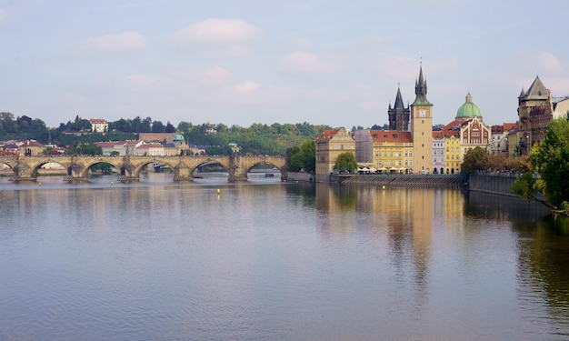 Photo pont charles de prague république tchèque septembre 2023 crépuscule aérien sur l'architecture de la jetée de la vieille ville et du pont charles sur la rivière vltava à prague république tchèque