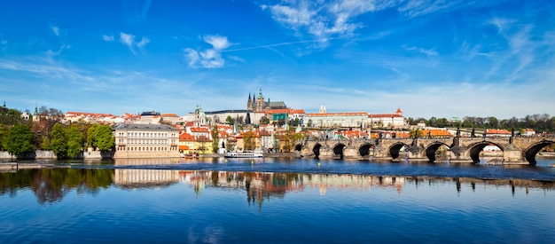 Pont Charles sur la rivière Vltava et le château de Prague Gradchany a