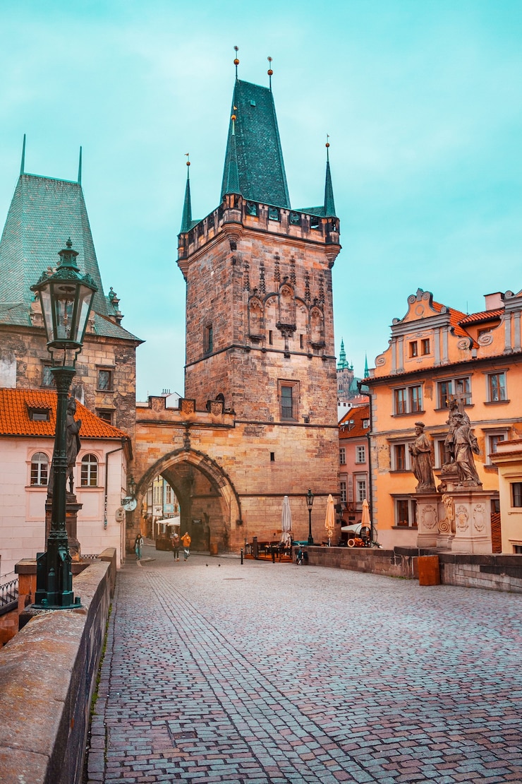 Photo le pont charles avec tour et arche dans le paysage urbain tchèque de prague avec pavé