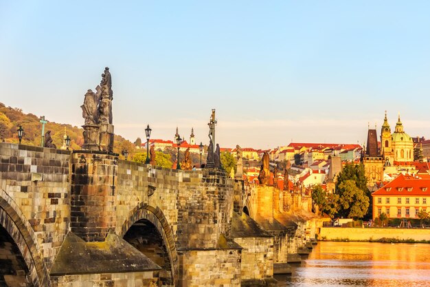 Photo le pont charles et la vue sur la petite ville depuis la rivière pragu