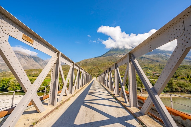 Pont et ciel bleu nuageux