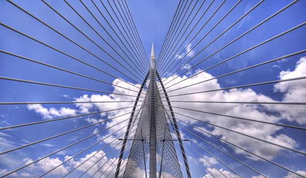 Photo un pont avec un ciel et des nuages en arrière-plan