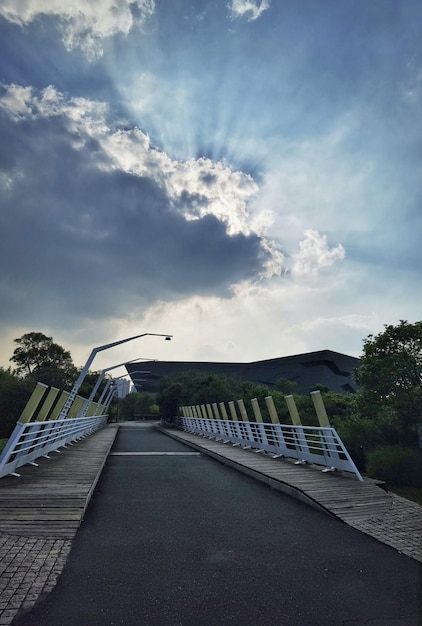 Un pont avec un ciel nuageux en arrière-plan