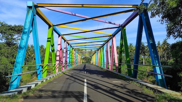 Photo un pont coloré avec un ciel bleu