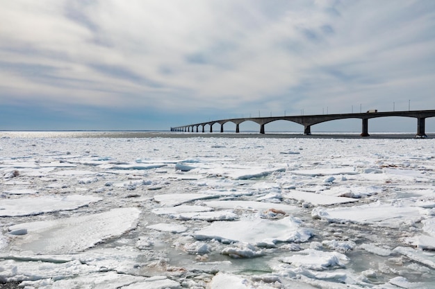 Pont de la Confédération sur la glace de mer à PEI Canada