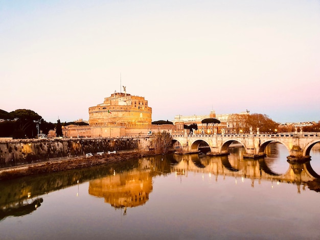 Photo - un pont construit par l'homme dans le ghetto indien de rome.