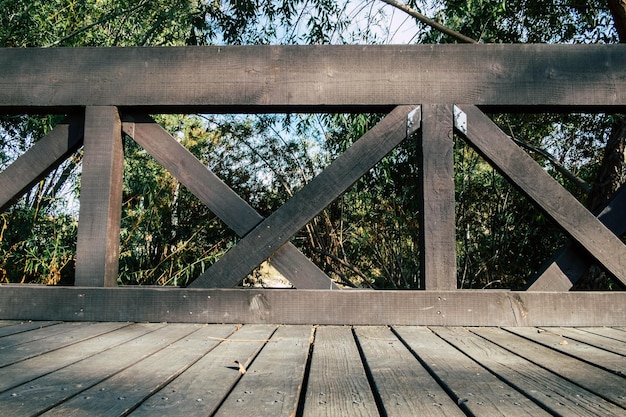 Photo le pont contre les arbres