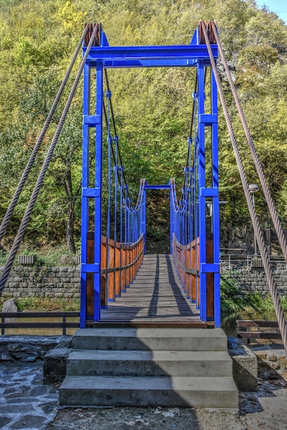 Photo le pont contre le ciel bleu