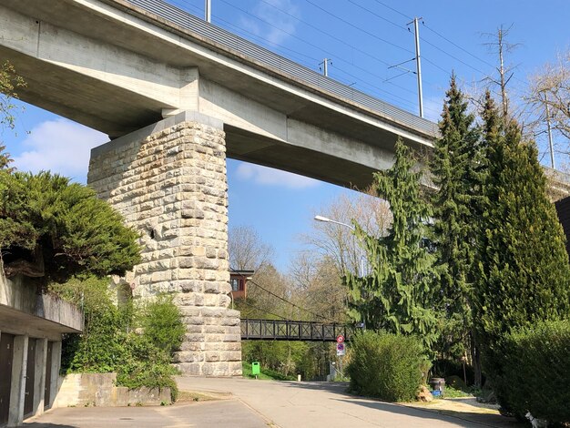 Pont contre le ciel en ville