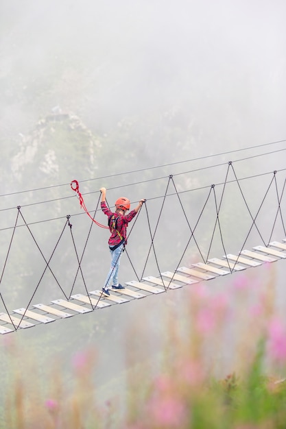 Le pont de corde au sommet de la montagne de Rosa Khutor, Russie