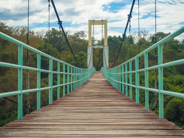 Pont de corde en bois