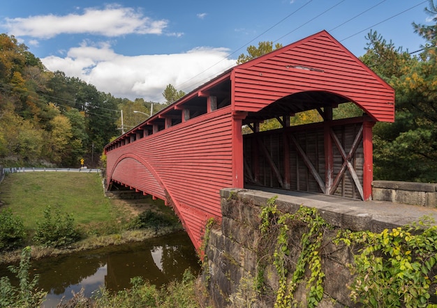 Pont couvert Burr Truss bien entretenu à Barrackville West Virginia crossing stream à l'automne