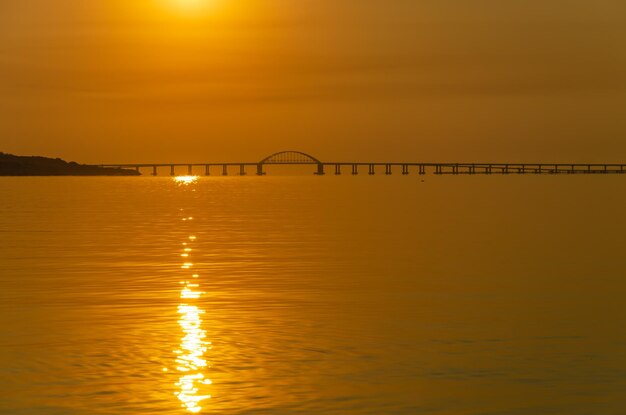 Le pont de Crimée à l'aube. Pont sur le détroit de Kertch.