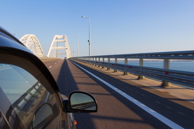 Pont de Crimée depuis la fenêtre d'une voiture en marche le matin d'été