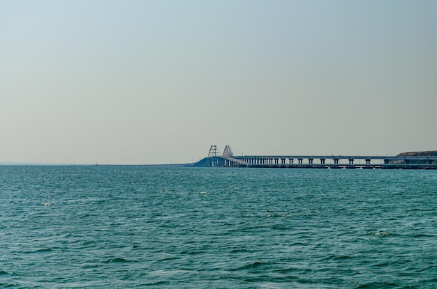 Le pont de Crimée de loin.Pont sur le détroit de Kertch.