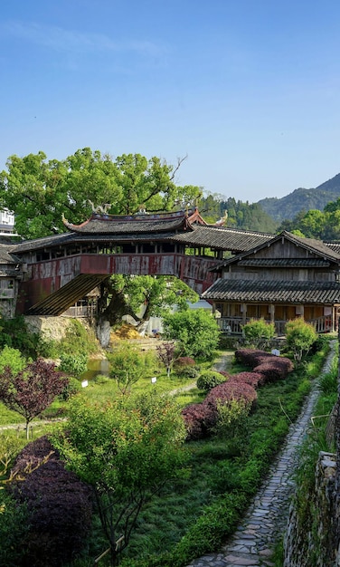 Un pont dans un jardin avec des montagnes en arrière-plan