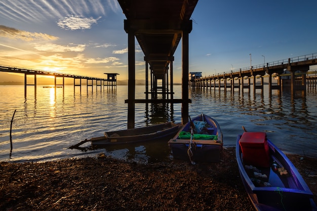 Le pont dans le lac avec le lever du soleil