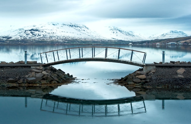 pont dans le lac des montagnes