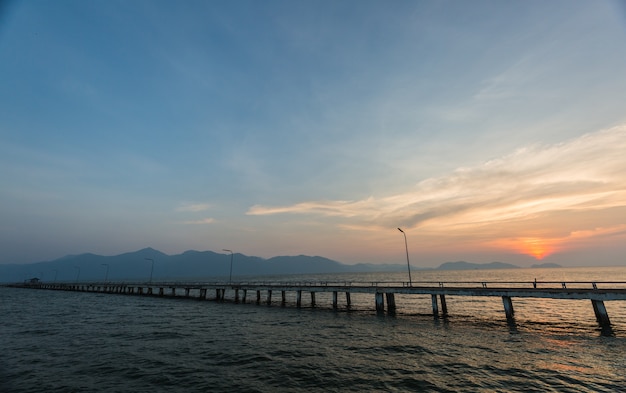 le pont dans la mer au lever du soleil