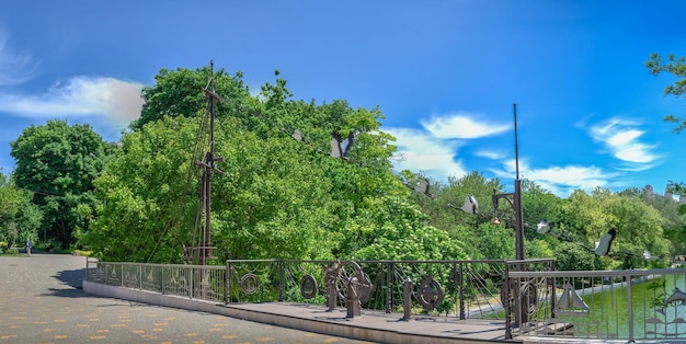 Pont dans le parc Liberty d'Odessa Ukraine