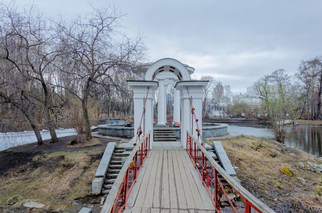 Un pont dans le parc avec un pont en arrière-plan