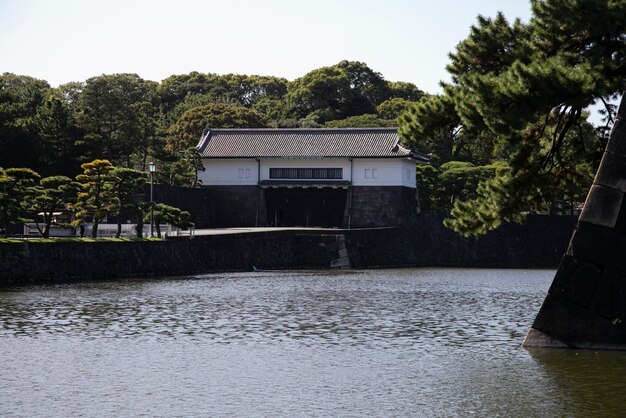 Pont devant le palais impérial japonais à Tokyo Japon des murs de pierre massifs entourent Honmaru