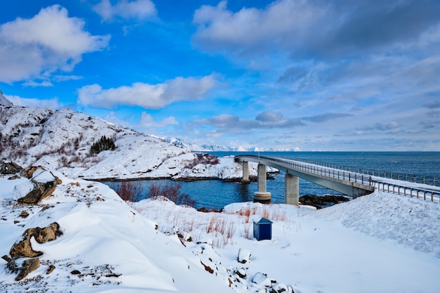 Pont de Djupfjord Djupfjordbrua en hiver. Îles Lofoten, Norvège