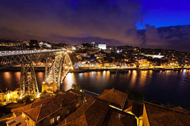 Le pont Dom Luis I est un pont en arc métallique qui enjambe le fleuve Douro entre les villes de Porto et Vila Nova de Gaia, Portugal