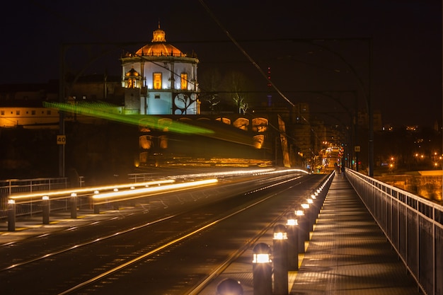 Pont de Dom Luiz à Porto la nuit. Prise de vue horizontale