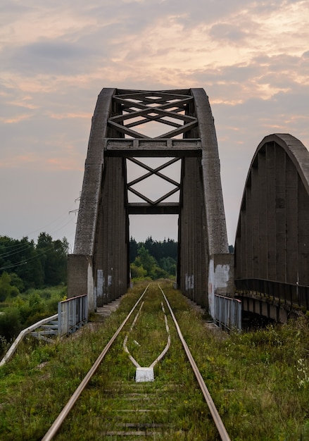 Photo pont en dos d'âne le pont sur la volga l'un des plus anciens ponts en béton armé