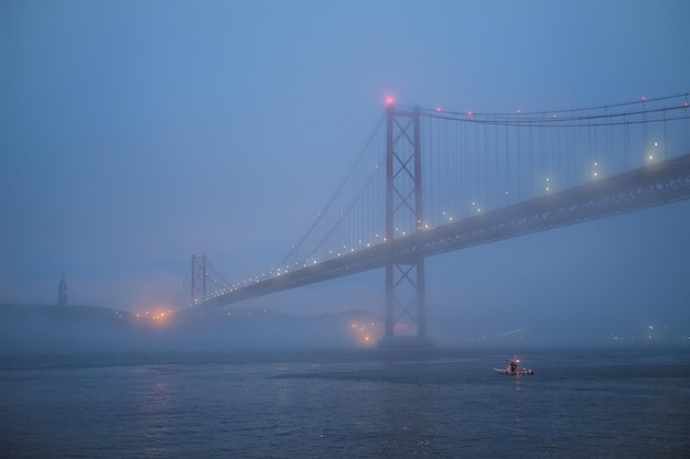 Pont du 25 avril, célèbre monument de Lisbonne dans un épais brouillard Lisbonne Portugal