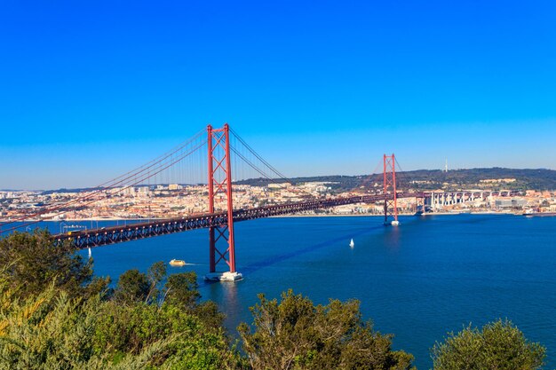 Le pont du 25 avril est un pont suspendu sur le fleuve Tage qui relie la ville de Lisbonne à la ville d'Almada.