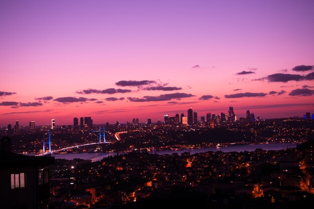 Pont du Bosphore d'Istanbul au coucher du soleil