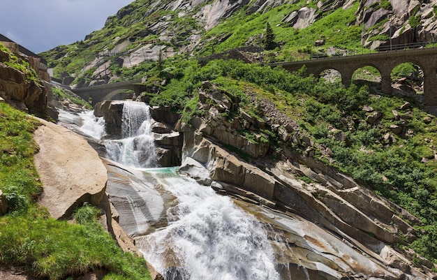 Pont du diable sur les Alpes suisses