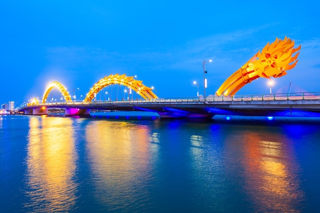 Pont du dragon de Danang au Vietnam