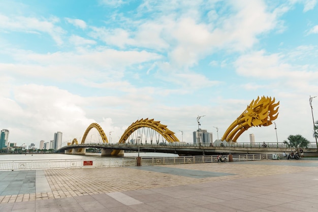 Pont du dragon avec la rivière Han dans la ville de Da Nang Landmark et populaire pour l'attraction touristique Concept de voyage au Vietnam et en Asie du Sud-Est