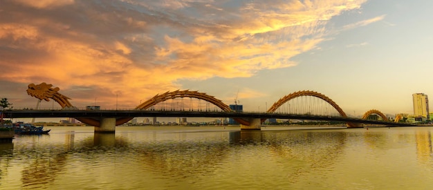 Pont du dragon avec la rivière Han dans la ville de Da Nang Landmark et populaire pour l'attraction touristique Concept de voyage au Vietnam et en Asie du Sud-Est