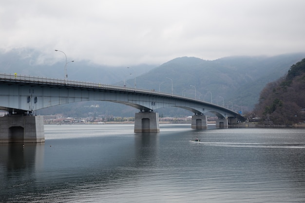 Photo pont du lac kawaguchiko avec nuageux avant de pleuvoir