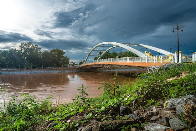 Le pont du palais Chan sur la rivière Nan s'élève Pont du palais Chan fond de ciel bleu Nouveau point de repère C'est un touriste majeur est l'attraction des lieux publics Phitsanulok pendant la journée