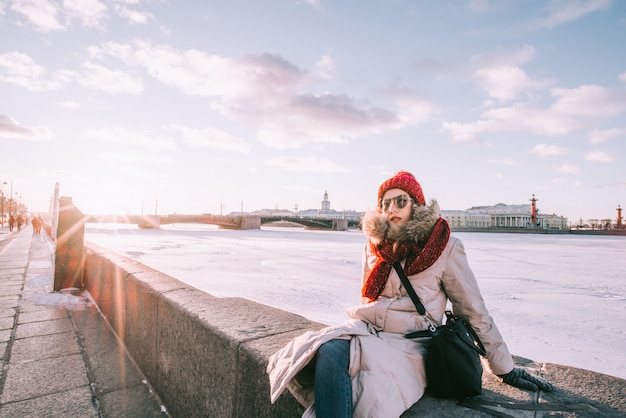 Pont du palais. Neva. Saint-Pétersbourg. La Russie en hiver.